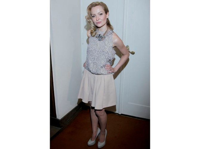 Jak zawsze imponująca strojem Marieta Żukowska. Beżowa kreacja z połyskliwym, kwiatowym wzorem, do tego idealnie dobrane szpilki i fantazyjna biżuteria oraz utrzymana w konwencji fryzura – majstersztyk!