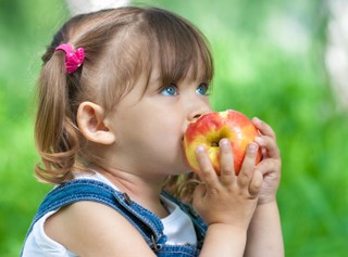 Jak sprawić, by dziecko wybierało zdrowe przekąski zamiast słodyczy? Ten eksperyment pokazał, że to możliwe