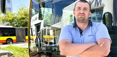 Chłopczyk szedł poboczem z misiem pod pachą. Zatrzymał się obok niego autobus. Prawda o dziecku okazała się zaskakująca