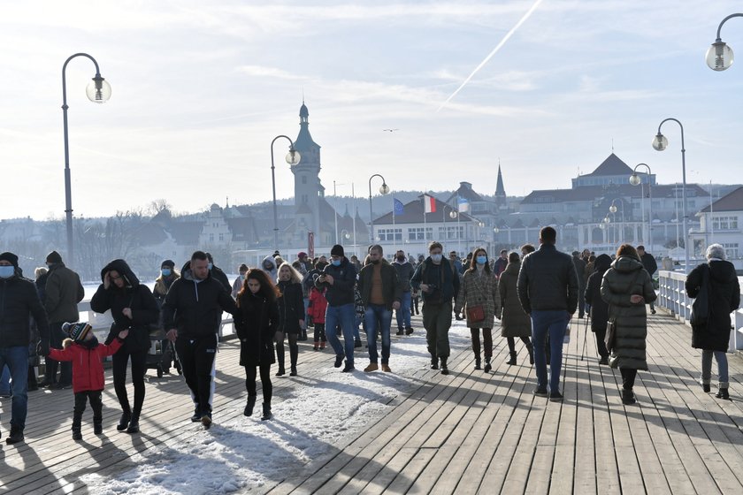 Tłumy turystów na sopockim molo