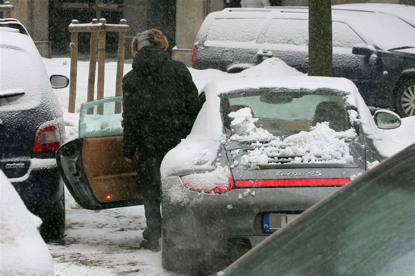 Porsche Tomasza Kammela w ziemie stwarza problemy. Tomasz Kammel usuwał śnieg rękawem od kurtki