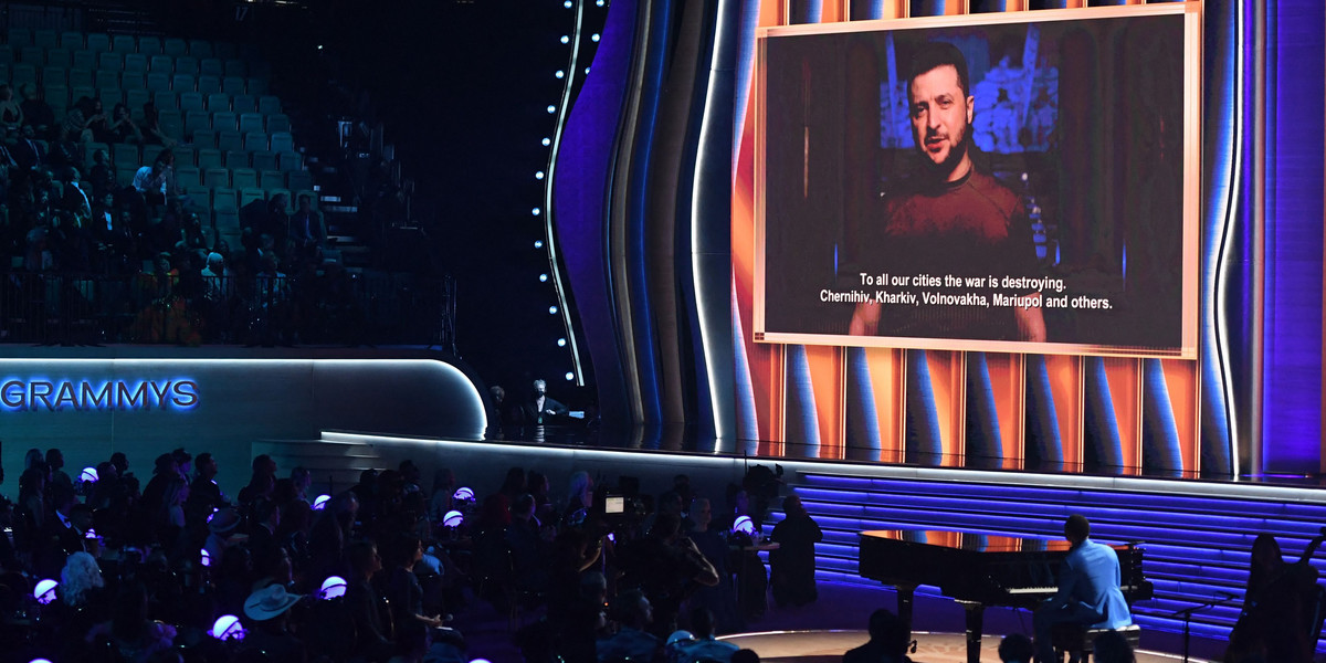 Wołodymyr Zełenski wygłosił emocjonalne przemówienie podczas rozdania nagród Grammy. "Nasi muzycy noszą pancerze zamiast smokingów"