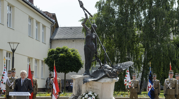 A legbátrabb város, a Civitas Fortissima emlékműve Balassagyarmat főterén/ Fotó:  MTI / Komka Péter