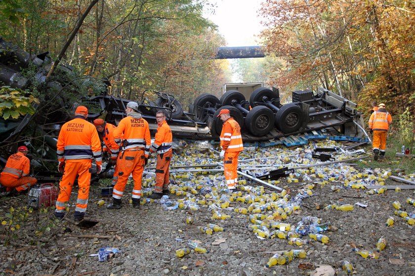 Tir runął 15 metrów w dół z wiaduktu! Kierowca przeżył