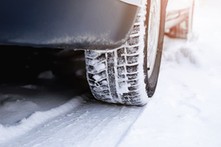 Zakaz jazdy na oponach letnich zimą? Polacy mają bardzo jasne zdanie [SONDAŻ]