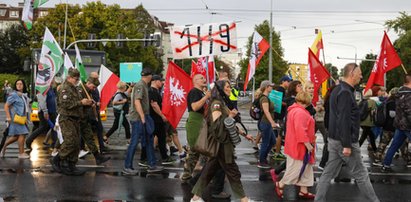 Uwaga, zmiana prawa! W tych sytuacjach chodzenie w mundurach jest już nielegalne