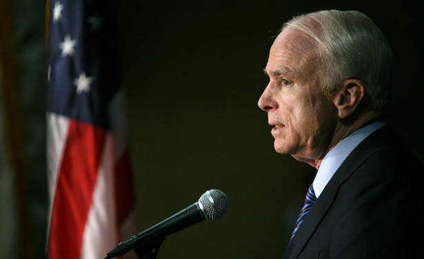 Chory na raka mózgu senator John McCain przerywa leczenie