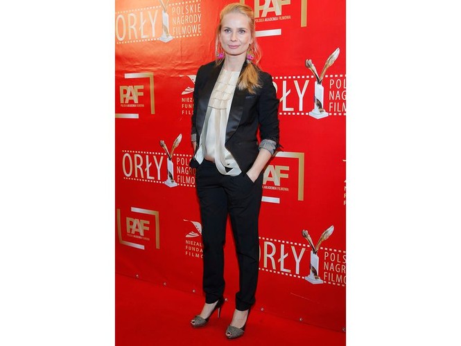 Jedna z najpiękniejszych polskich aktorek, a ubrała się po męsku. Wielbicieli urody Magdaleny Cieleckiej, nawet bez głębokich dekoltów, będzie wielu. Czerń przełamana kolorem nude, elegancja i minimalizm, słowem: klasa bez epatowania seksualnością.