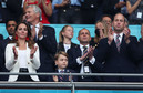 Kate Middleton na stadionie Wembley podczas meczu Anglia-Włochy (na zdjęciu z księciem Williamem i księciem Georgem)