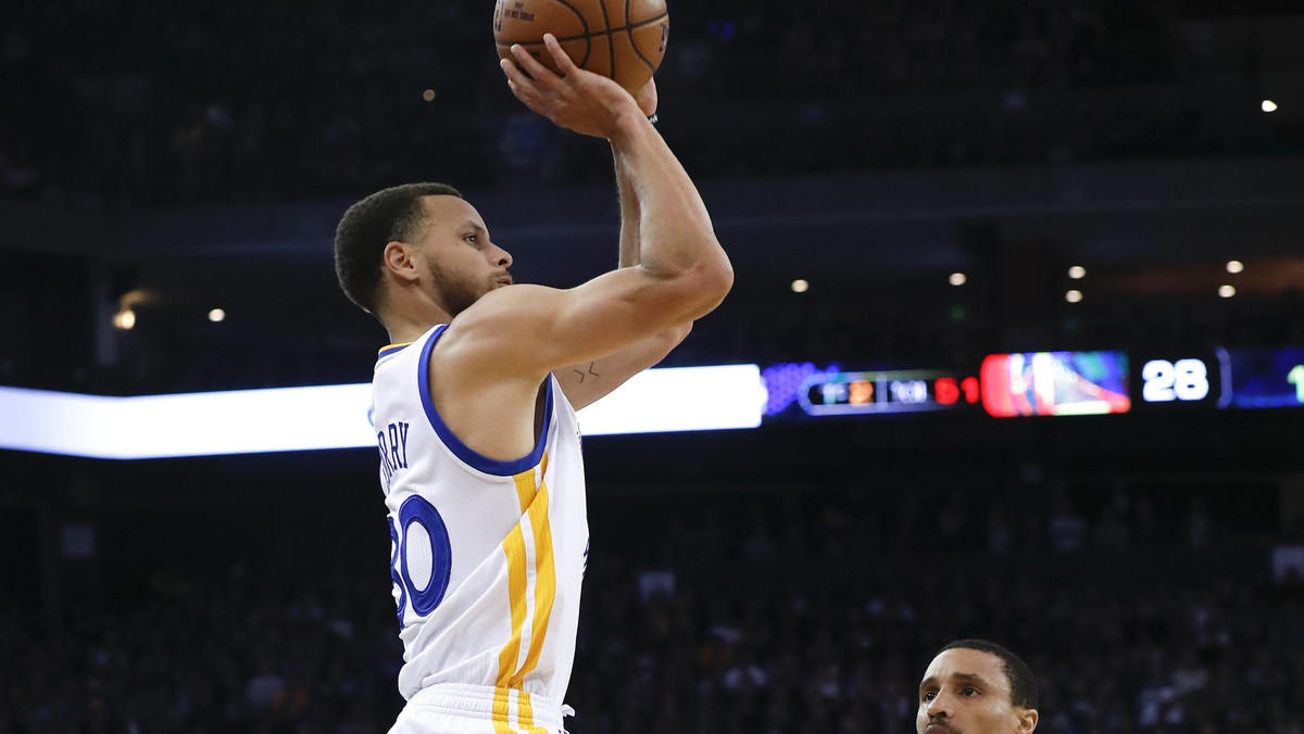 Koszykarz Golden State Warriors Stephen Curry drugi sezon z rzędu okazał się liderem pod względem sprzedaży pamiątkowych koszulek - poinformowały władze ligi NBA. Wyprzedził LeBrona Jamesa z Cleveland Cavaliers, MVP ostatnich finałów oraz kolegę klubowego Kevina Duranta.