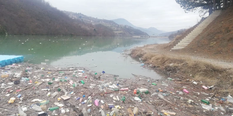 Iz Potpeća nedavno izvučeno 12.000 kubika smeća, ali jezero je opet prljavo