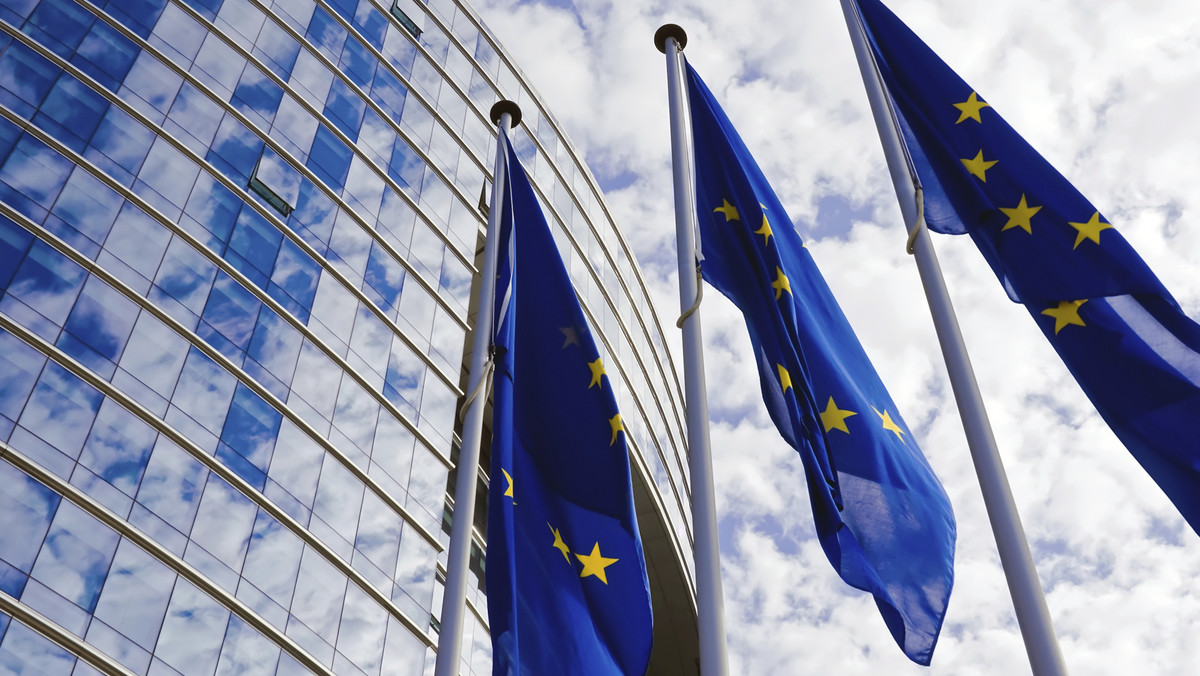 Kraje UE uzgodniły dziś projekt przepisów, które ułatwią zakładanie spółki w innym państwie unijnym i prowadzenie działalności za granicą. Rejestracja jednoosobowej spółki z o.o. ma być możliwa przez internet, a jej minimalny kapitał ma wynosić 1 euro.