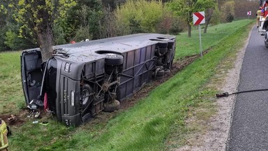 Wypadek autokaru pod Siedlcami. Wjechał do rowu i uderzył w drzewo