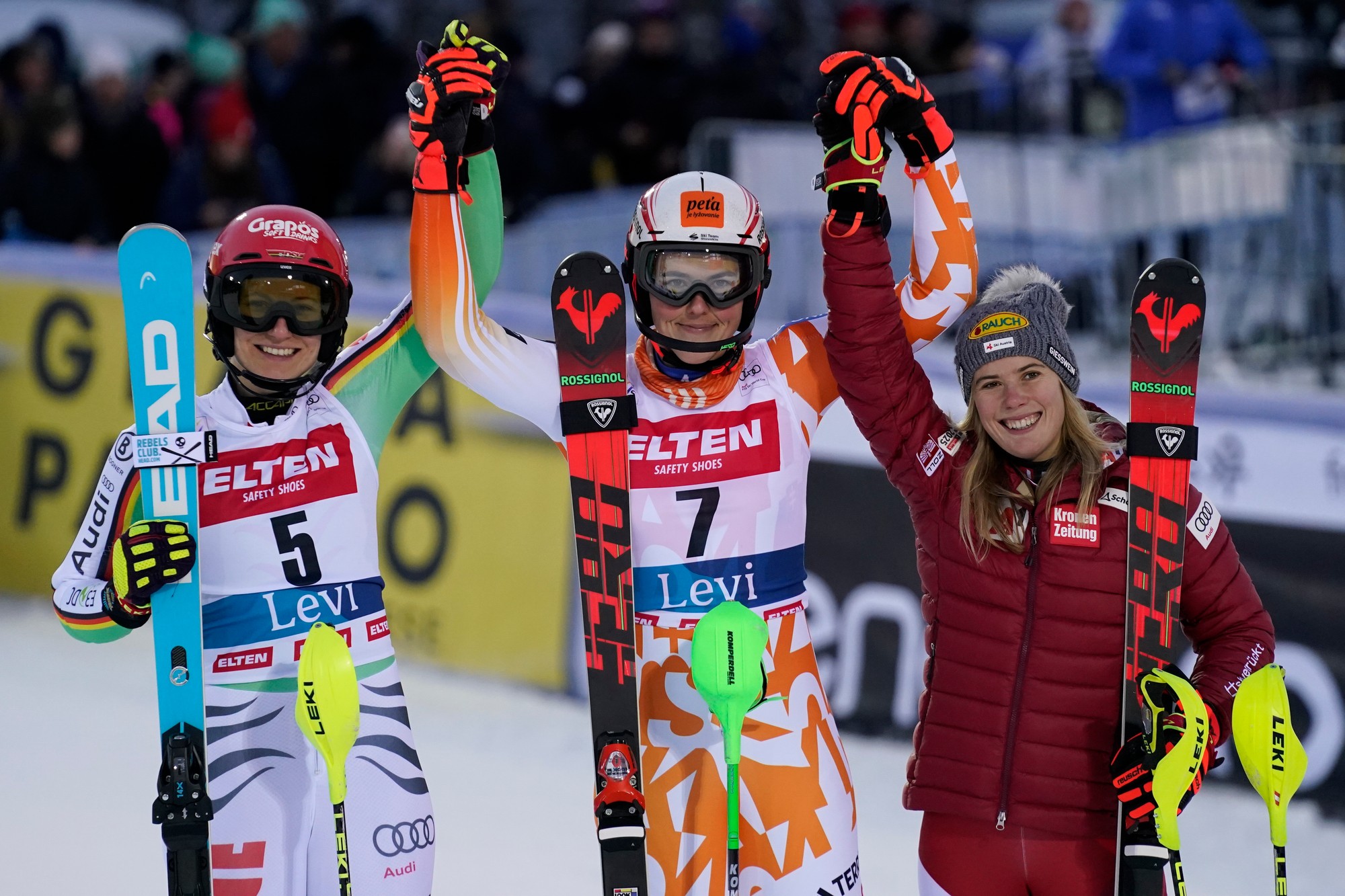 Uprostred slovenská lyžiarka Petra Vlhová oslavuje triumf v slalome žien Svetového pohára v alpskom lyžovaní vo fínskom Levi. Vľavo druhá Nemka Lena Dürrová, vpravo tretia Rakúšanka Katharina Liensbergerová.