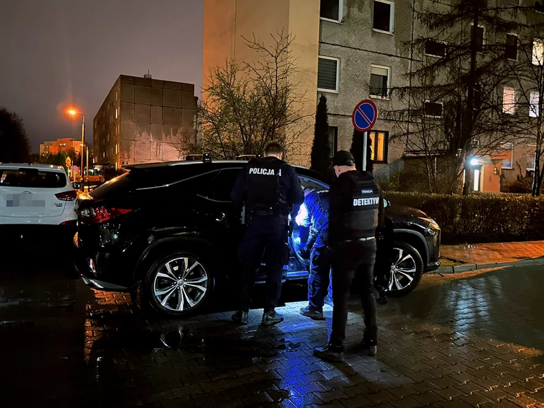 Detektywi w asyście policjantów odzyskali Lexusa z Ukrainy