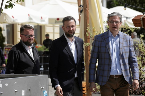 12.05.2023 Kielce , Rynek . Prezes Polskiego Stronnictwa Ludowego Wladyslaw Kosiniak - Kamysz (C), deputowany Parlamentu Europejskiego Adam Jarubas (P) podczas konferencji prasowej dotyczacej samorzadu . Fot. Pawel Malecki / Agencja Wyborcza.pl