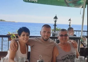 Aleksandar Kos sa roditeljima