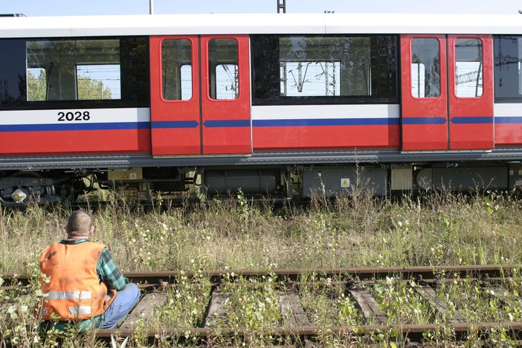 Pierwszy 11-kilometrowy odcinek metra – od stacji „Kabaty” do stacji „Politechnika” – został oddany do użytku w 1995 roku. Kolejny, 1,5-kilometrowy odcinek do stacji „Centrum” otwarto w 1998 roku. W 2000 roku Metro Warszawskie odświeżyło swój tabor. Francuski koncern Alstom dostarczył do Warszawy 4 nowoczesne pociągi (24 wagony). Na zdjęciu: Chorzów, 2004 rok. Przygotowania do transportu pociągu dla Metra Warszawskiego z firmy Alstom fot. Grzegorz Celejewski.
