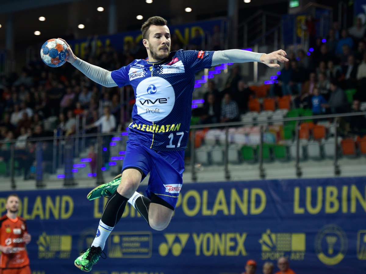 Trofeum Ligi Mistrzów zdobyte przez piłkarzy ręcznych Vive Tauron wystawione na kieleckim Rynku