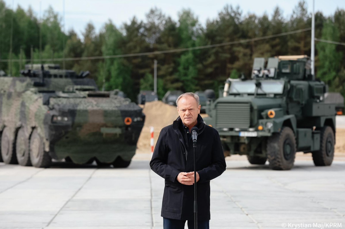 Premier Donald Tusk podczas odprawy służby granicznej i wojska