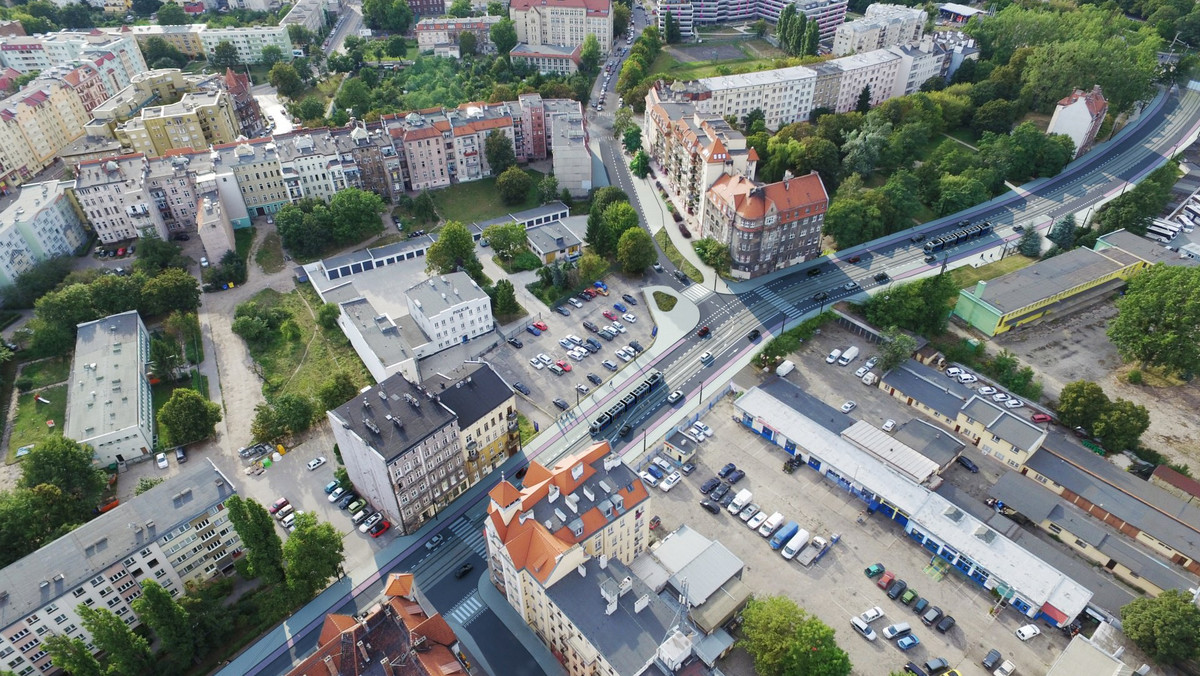 Spółka Wrocławskie Inwestycje wybrała firmę, która zajmie się budową nowego torowiska wzdłuż ulicy Hubskiej, między Glinianą a Dyrekcyjną. Inwestycję za 35,3 mln zł zrealizuje polsko-hiszpańskie konsorcjum. To samo, które wygrało także pierwszy przetarg, który później został unieważniony. Zgodnie z planem tramwaje nową linią mają pojechać w październiku 2018 roku.