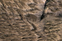 Osuwisko ziemi spowodowane falą uderzeniową (ciemna plama w centralnej części zdjęcia)