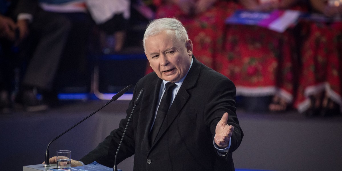 Odnosząc się do krytyki pomysłu podniesienia płacy minimalnej Jarosław Kaczyński powiedział, że "to wszystko opowieść, która po prostu wyraża pewien zespół interesów".