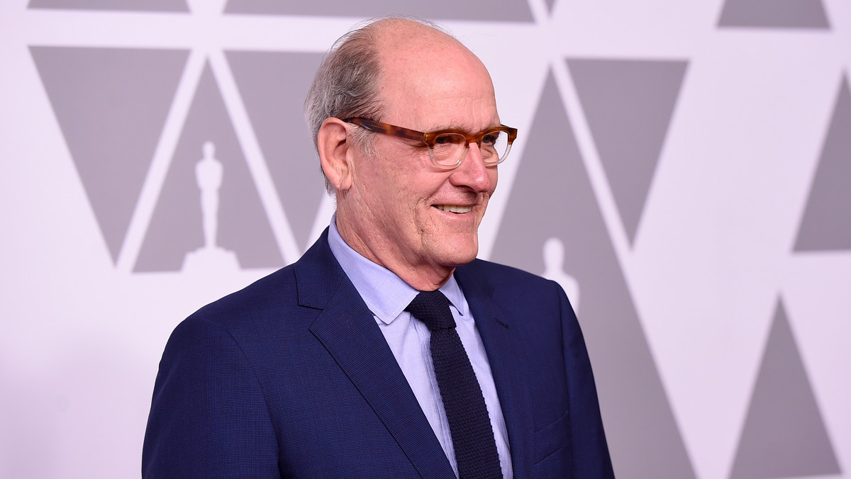 Musiało minąć wiele lat, zanim w Hollywood poznano się na jego talencie. Richard Jenkins grał u boku największych gwiazd, ale na drugim albo i dalszym planie, nie mając okazji do popisania się. Lista filmów, w których występował, była długa, mało kto jednak kojarzył jego nazwisko. Zmieniło się to dopiero, gdy był już po sześćdziesiątce i "Spotkanie" przyniosło mu nominację do Oscara. Teraz ten wybitny aktor został doceniony po raz drugi – 4. marca okaże się, czy dostanie statuetkę za drugoplanową rolę w "Kształcie wody" Guillermo del Toro.