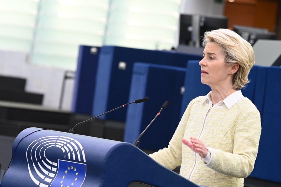 Ursula von der Leyen, przewodnicząca Komisji Europejskiej, chce, by całkowity zakaz importu rosyjskiej ropy zaczął obowiązywać w Unii Europejskiej za pół roku, a produktów rafinowanych— do końca 2022 r. Bruksela, 4 maja 2022 r.