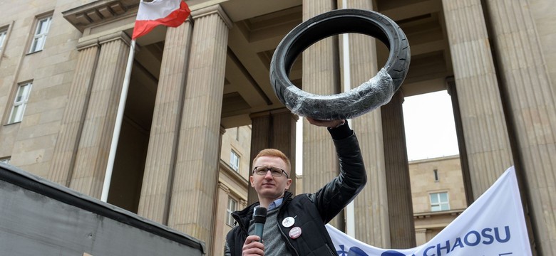 "Protest 100 opon" przed MEN. Rodzice i nauczyciele przeciw wprowadzeniu reformy edukacji [FOTO]