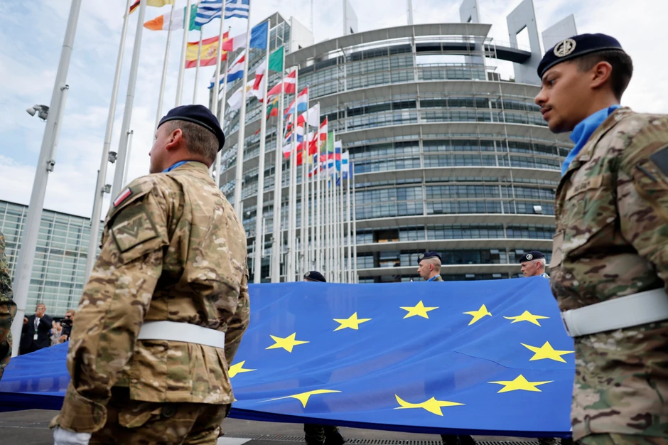 Vojnici drže zastavu EU ispred Evropskog parlamenta u Strazburu, Francuska