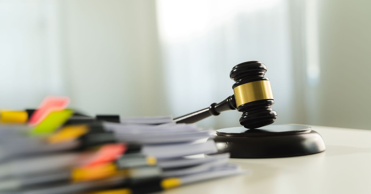 Czy miasto płaci VAT od sprzedaży rzeczy znalezionych? Jest wyrok NSA