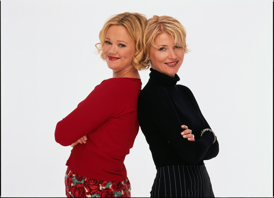 Caroline Rhea i Beth Broderick w 1999 roku