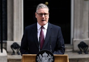Kir Starmer obratio se novinarima ispred sedišta Vlade i objavio da se povlači sa mesta premijera | Foto: REUTERS/Jack Taylor