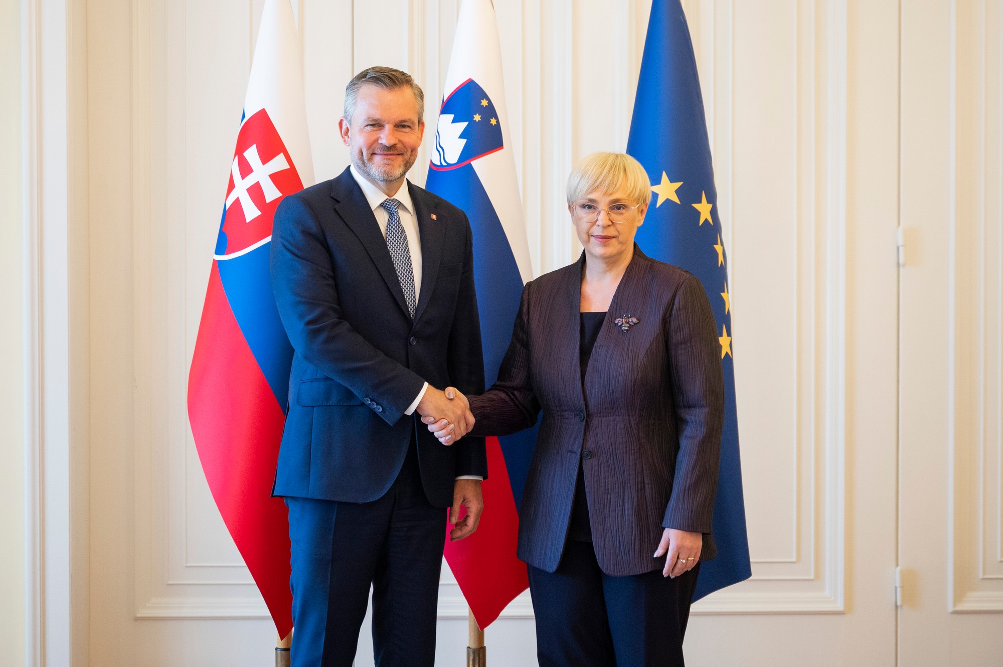 Slovenský prezident Peter Pellegrini a slovinská prezidentka Nataša Pircová Musarová počas stretnutia vo Vile Podrožnik v Ľubľane.