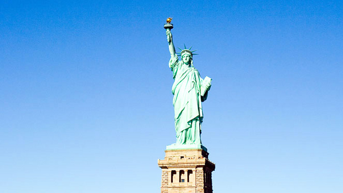 Statua Wolności - symbol Nowego Jorku i USA - przez rok będzie zamknięta dla zwiedzających. Gigantyczny posąg zostanie poddany kosztownej renowacji, dzięki której jego wnętrze będzie bezpieczniejsze - podał w środę sekretarz ds. wewnętrznych USA Ken Salazar.