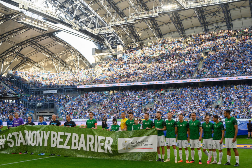 17 września 2023 r., ostatni ligowy mecz derbowy w Poznaniu. W teorii Warta była wówczas gospodarzem meczu z Lechem