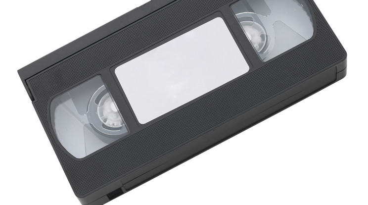 Akciófilmeket, horrort, pornót ilyen VHS kazettákon néztünk a 2000-es évek előtt, gyakran rossz minőségben és hangalámondással / Illusztráció: Northfoto