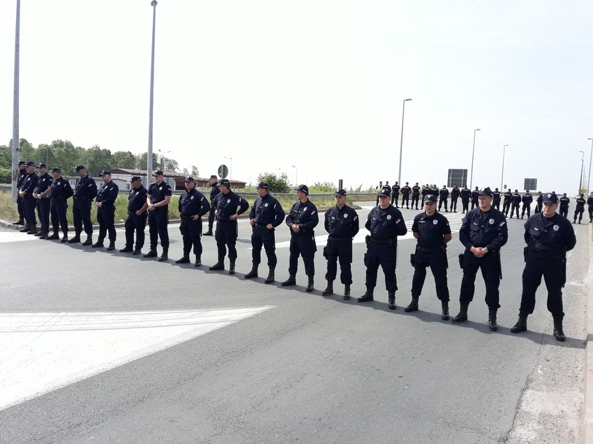 Kordon ispred naplatne rampe 