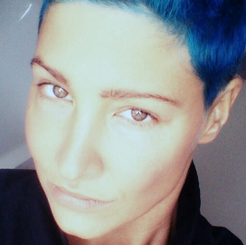 Laura Samojłowicz w niebieskich włosach