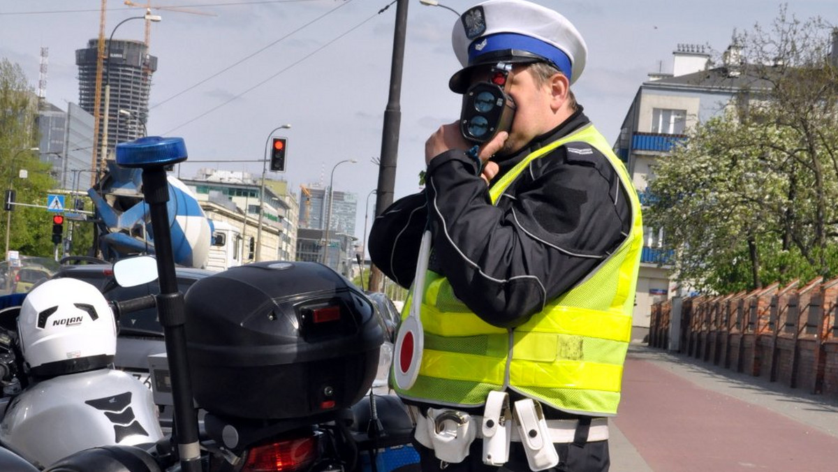 Dwie osoby zginęły, a 16 zostało rannych w wypadkach, do jakich doszło w okresie świątecznym w Warszawie i na terenie okolicznych powiatów. Zatrzymano 40 pijanych kierowców i 22 rowerzystów. Stołeczni policjanci podsumowali długi weekend.