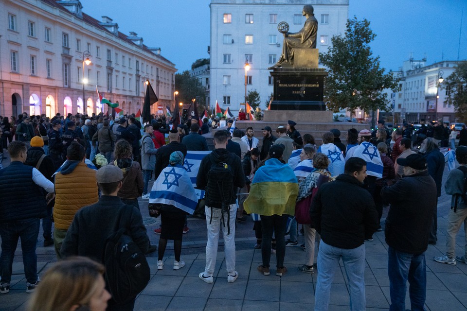 Protest Palestyńczyków pod pomnikiem Kopernika