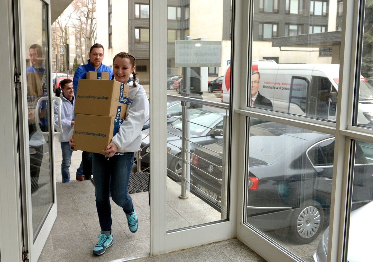 Członkowie sztabu Bronisława Komorowskiego składają podpisy poparcia w PKW