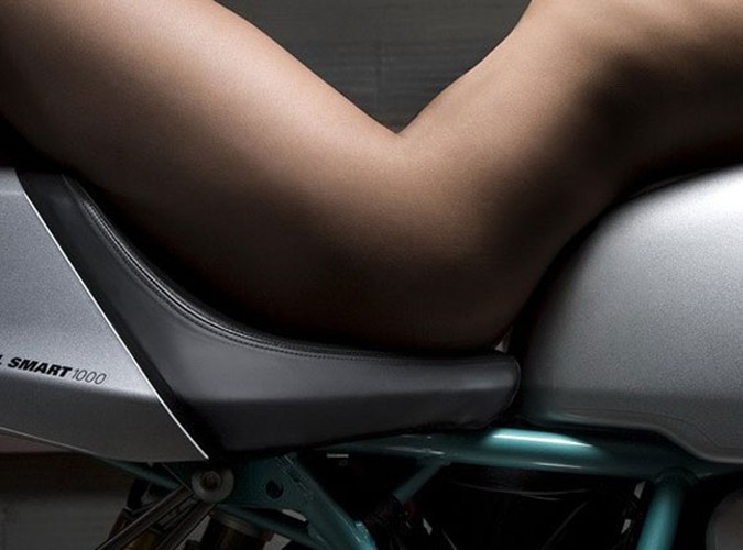 Naga kobieta i Ducati. Autorką zdjęć jest młoda artystka fotografii, Elizabeth Raab - jej specjalnością są kreatywne portrety. Ze zdjęć wykonanych jej ręką biją silne emocje. Fotografie, które możecie obejrzeć w naszej galerii można kupić w większych rozmiarach na stronie Ducati Art.