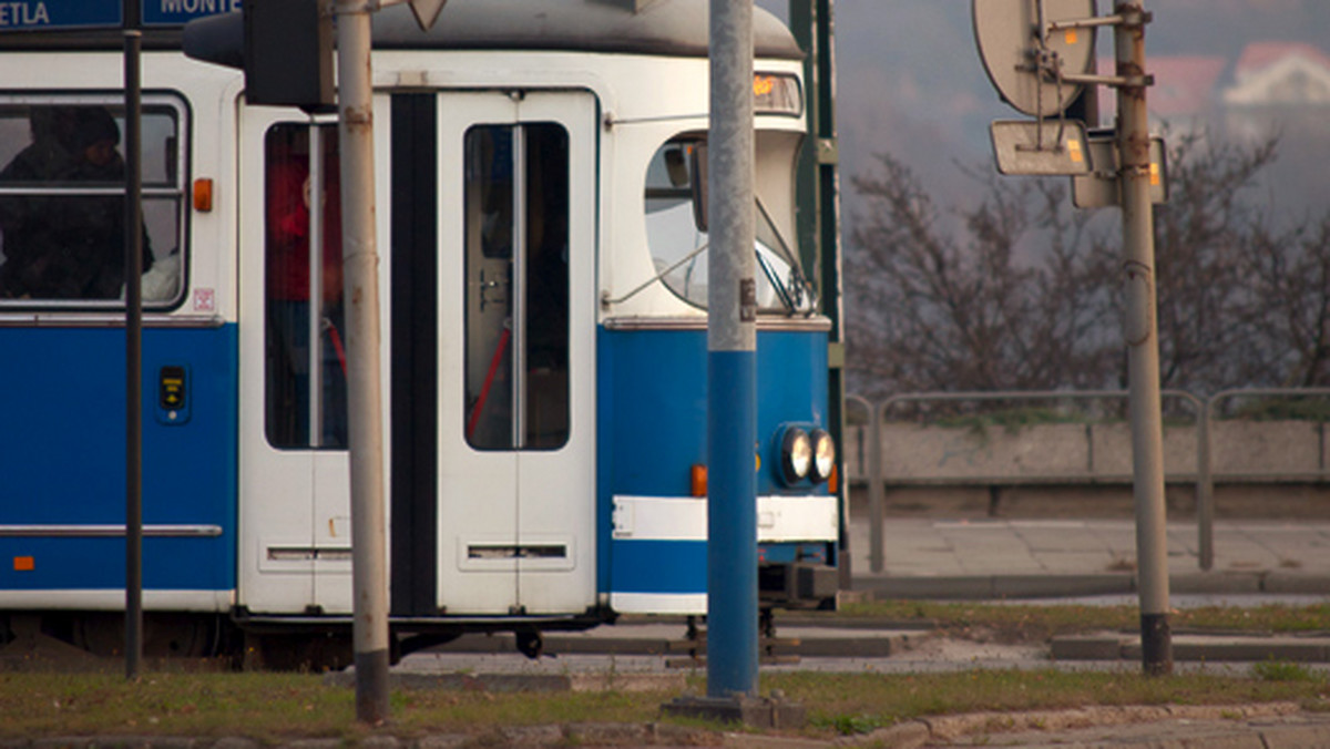 Zakończyły się konsultacje społeczne w sprawie budowy linii tramwajowej na Górkę Narodową. Uwagi do przebiegu trasy zgłosiło 600 osób. Mieszkańców niepokoi m.in. propozycja przesunięcia torowiska i lokalizacja torów tuż przy blokach na ulicy Pachońskiego. Urzędnicy zapowiadają, że wszystkie uwagi zostaną wzięte pod uwagę, a ostateczny plan przebiegu trasy mamy poznać w maju.