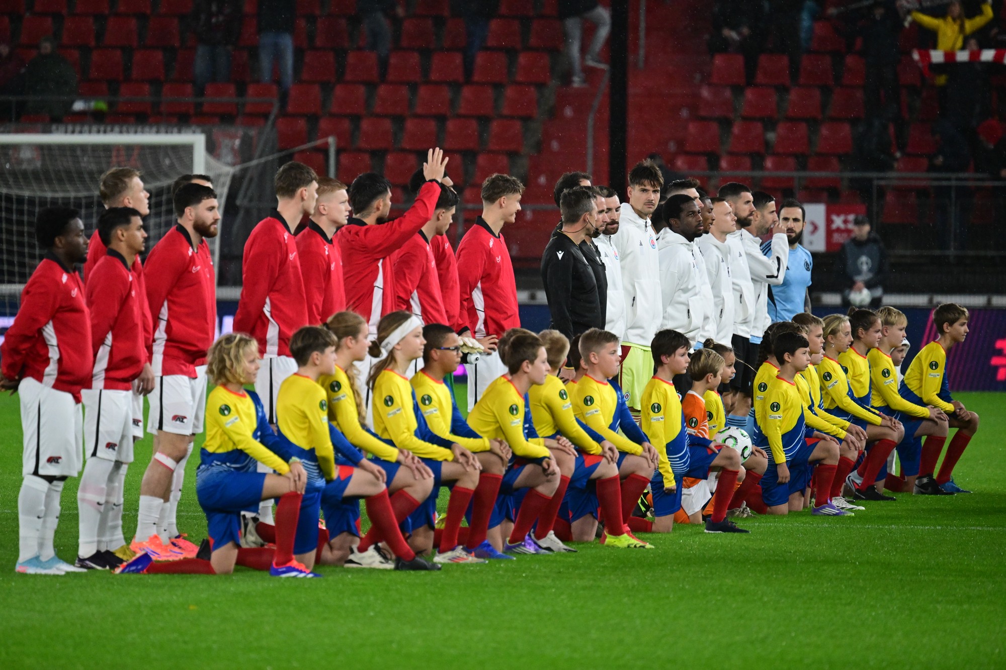 Domáci futbalisti Alkmaaru (v červenom) a hráči Slovana (v bielom) pózujú pred zápasom. 