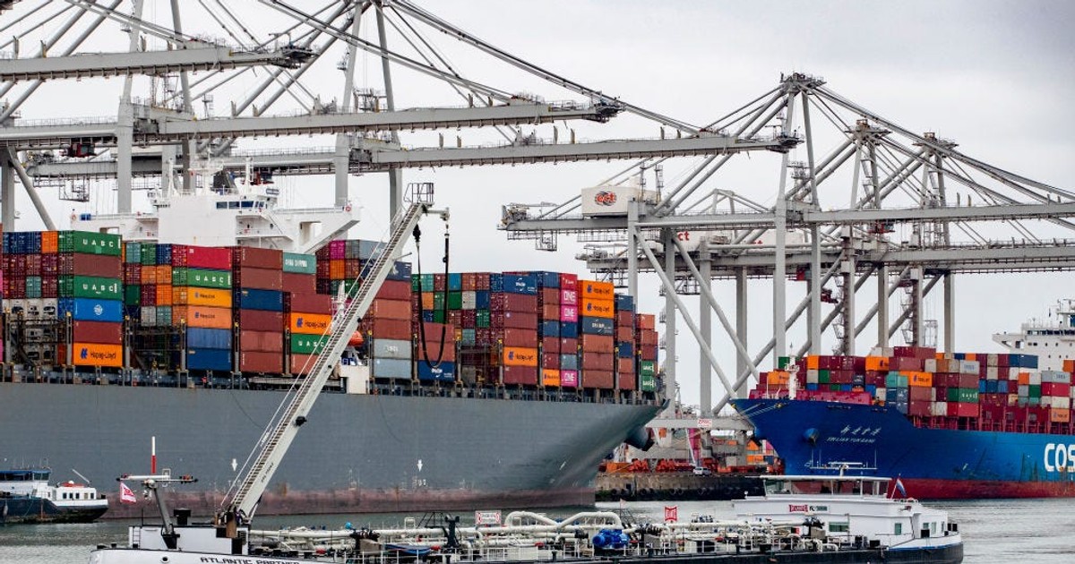 Middle East conflict leaves 167 South African stone fruit containers stuck at sea