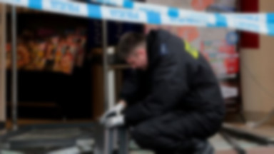 Szczecin: Brawurowa kradzież bankomatu w sklepie. Staranowali drzwi autem