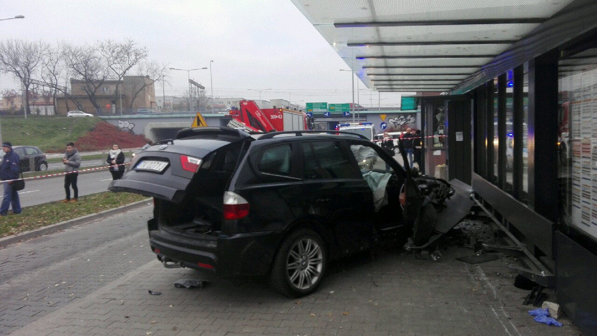 Jedna osoba zginęła, a trzy zostały ranne. To niestety najnowszy bilans wypadku, do którego dziś po południu doszło przy ulicy Grunwaldzkiej w Kielcach.