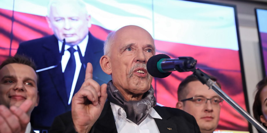 Prezes partii KORWiN Janusz Korwin-Mikke w sztabie wyborczym Konfederacji Wolność i Niepodległość, Według sondażowych wyników wyborów Konfederacja przekroczyła próg wyborczy i po raz pierwszy znajdzie się w Sejmie.